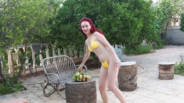 मैं अपने पड़ोसी को अपने पूल में आमंत्रित करता हूं, जबकि वह मुझे हस्तमैथुन करते हुए देखता है