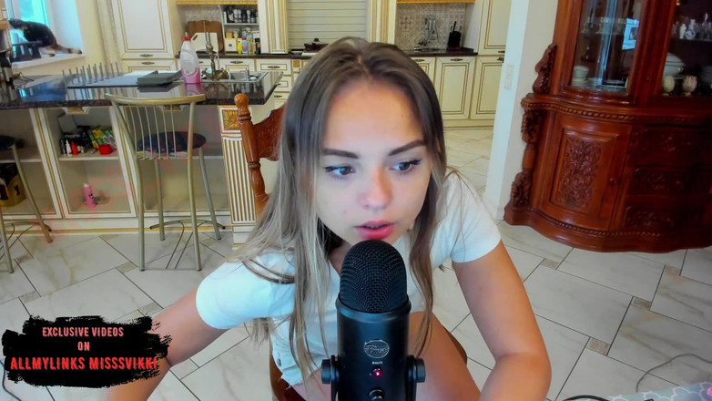 misss_vikki: Asmr üniversiteli kız mikrofon yalıyor