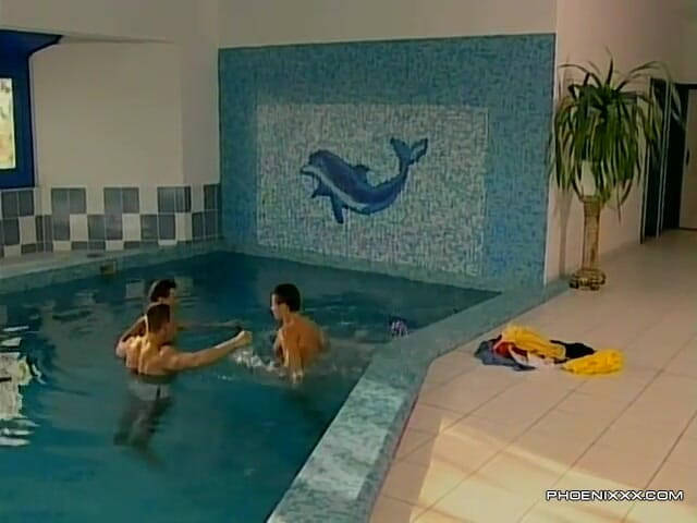 Phoenixxx: Trojka šuká v bazénu