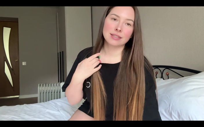 Loly Lola: Une jolie fille dans un t-shirt noir se doigte la...