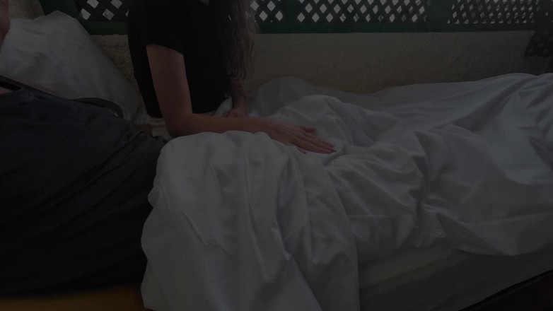 SkinnyWithAHugeDick: Menggoda kontol besarnya di balkon hotel kami