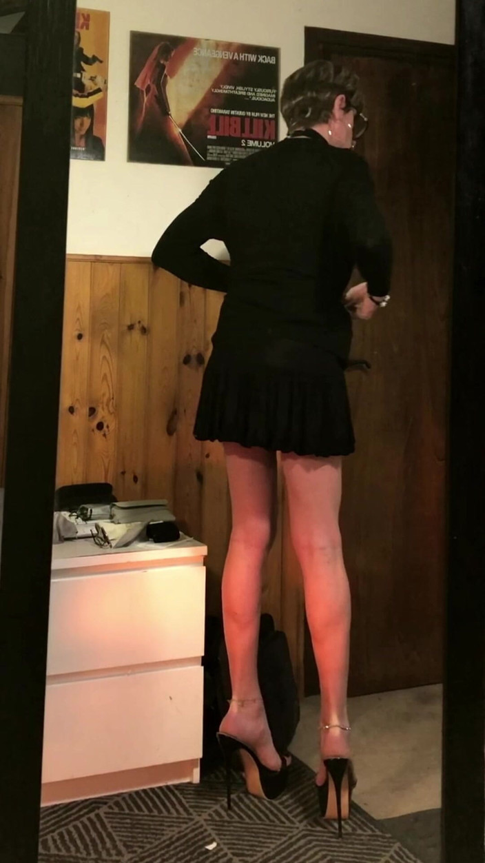 Andreina Naty: Şık Kadın Yüksek Topuklu Giyiyor