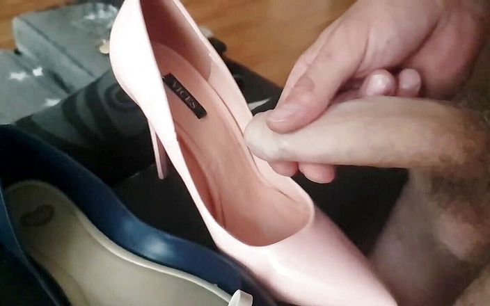 Overhaulin: Muncrat pakai sepatu hak tinggi merah muda, balerina biru