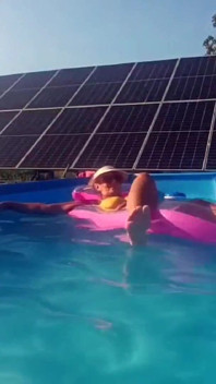 Femme au foyer chaude en vacances