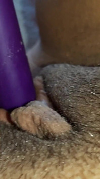 Mi coño está goteando y mi clítoris hinchado tembla desde un intenso orgasmo del vibrador