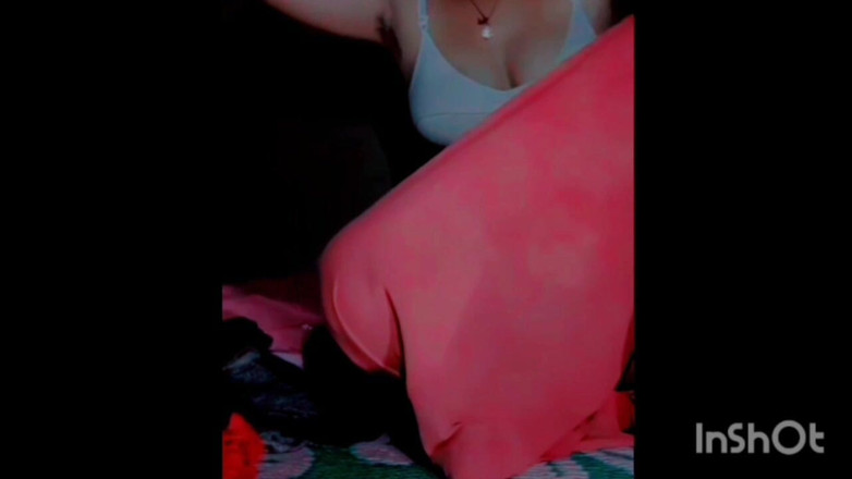 TricolorMusic3: Hübsches mädchen fingert muschi, bevor sie für besseres zu bett...