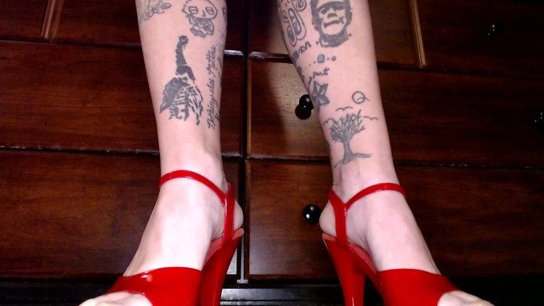 Abby Anna: 穿着高跟鞋张开我的粉色多肉阴户