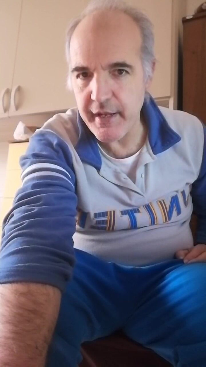 Setesesso7: मैं अपने सख्त लंड को झटका देता हूं और अपनी उंगलियां अपनी खुली गांड में डाल देता हूं