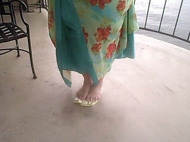 BBW nurse Vicki adventures with friends: 2 BBW drtí jednu bosýma nohama druhou