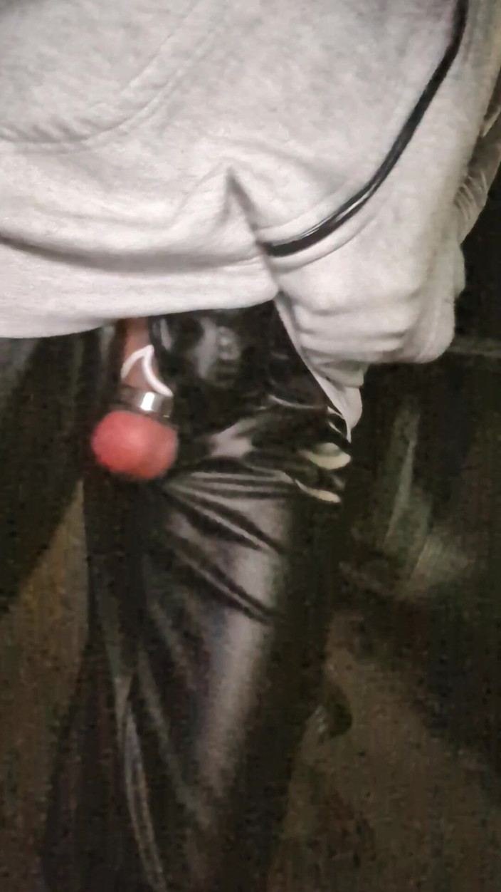 kinkygaynudist: Bărbatul iese afară și își expune