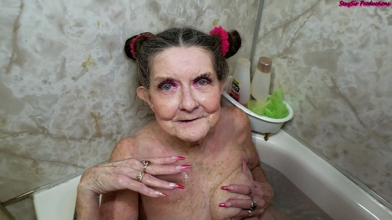 Sexy Sandra N Sir Christopher: Sandra的洗澡时间口交