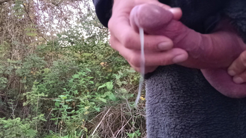 Rockardglans: Cewek sange ini lagi asik ngocok kontol sampai muncrat di...