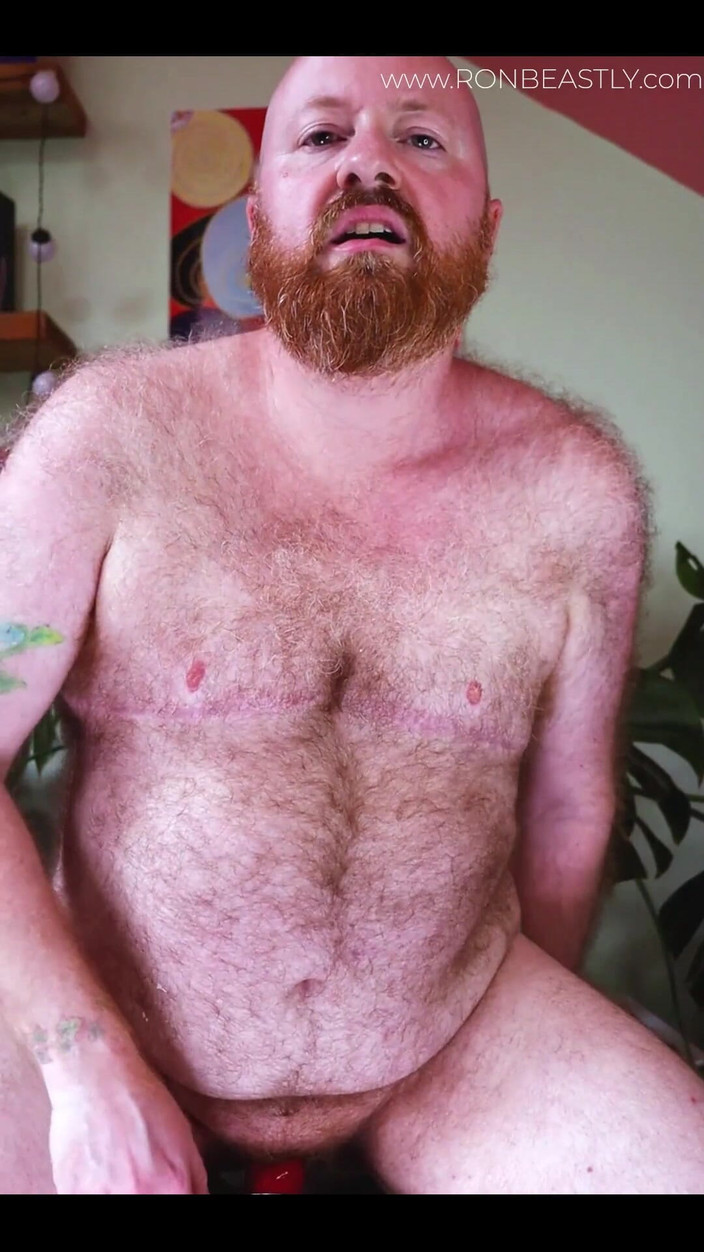 RonBeastlyFTM: Ftm cea păroasă călărește un vibrator pe scaun