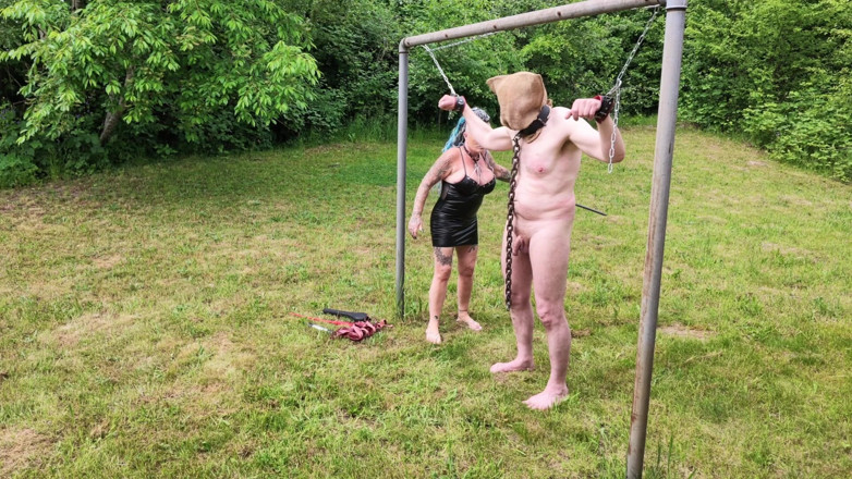 Domina Dark: Fouettée à poil dans la nature