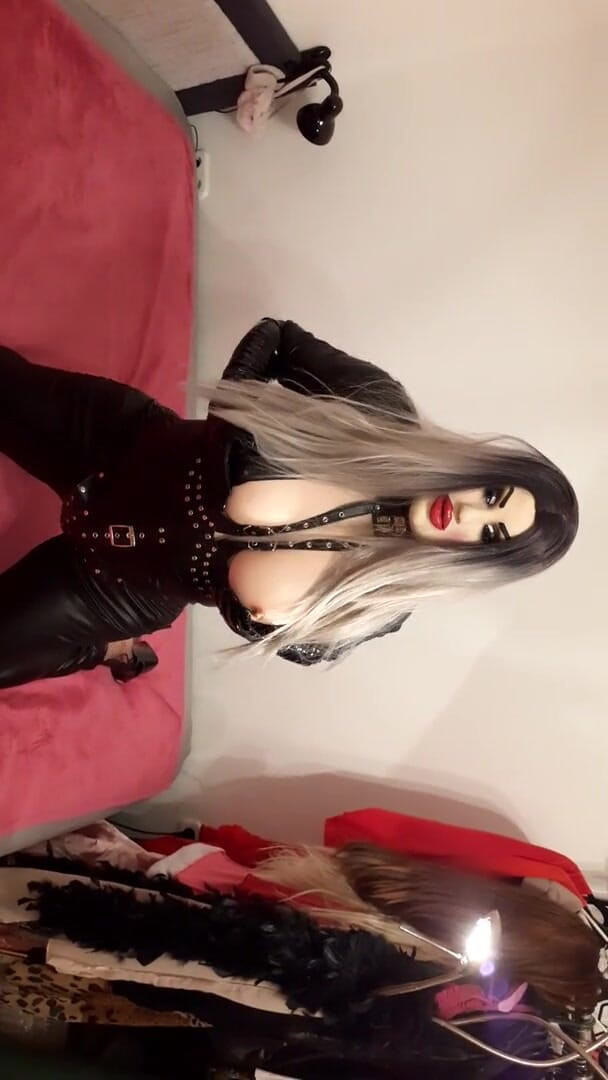 Erica Doll: Erica ma na sobie seksowny strój