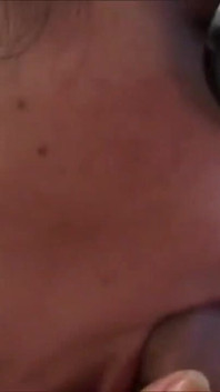 Elle ouvre grand la bouche puis sa chatte poilue pour se faire baiser
