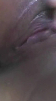 Seu clitóris gordo é muito fácil de provocar e sair geme fora dela