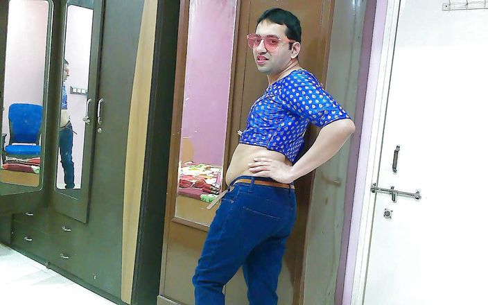 Cute &amp; Nude Crossdresser: प्यारी बहिन क्रॉसड्रेसर डेनिम जींस में फेमबॉय स्वीट लॉलीपॉप, क्रॉप टॉप, धूप का चश्मा और फ्लिप-फ्लॉप।