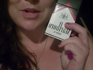 Fetish Frenzy: मालकिन Michella के साथ खूबसूरत विशालकाय महिला धूम्रपान कर रही है