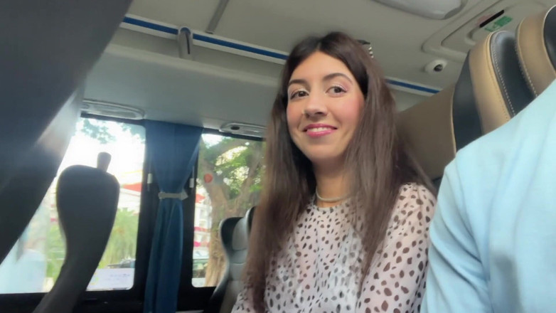 Katty West: Publiczny kutas miga - ryzykowna robota ręczna w autobusie publicznym pełnym...