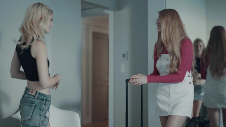 SweetheartVideo: Lesbijskie przyrodnie siostry 9 Scena 1