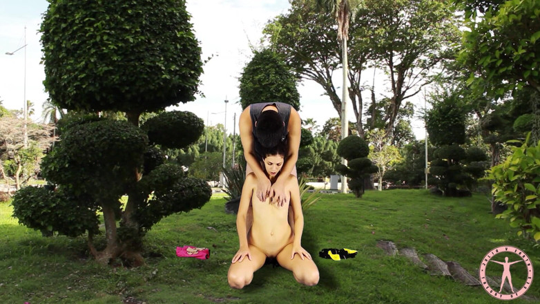 TheoryOfSex: Julia v Earth çimlerde meditasyon yaparken sikiliyor.