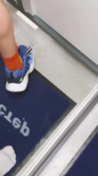 Une jumelle dans les vestiaires se fait baiser