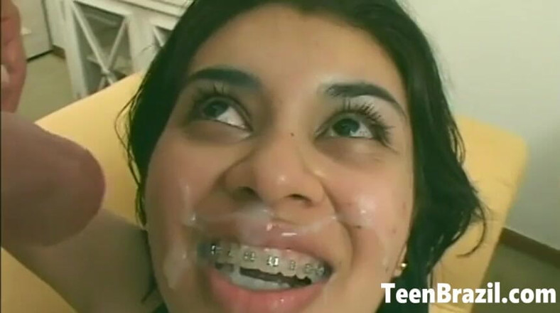 Teen Brazil: Remaja comel dari Brazil dikongkek dan dipancut mani di muka