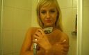 Flash Model Amateurs: Amateur blonde meid masturbeert in de badkamer