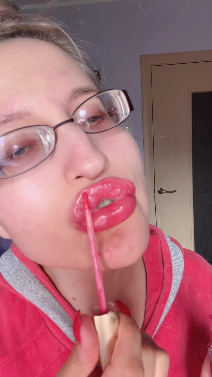 FinDom Goaldigger: Asmr isst banane, rosa lippenstift - Lippenfetisch Food fetisch Lippenstift Brillen