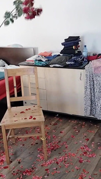 Sexy macecha se baví s nahými růžemi.