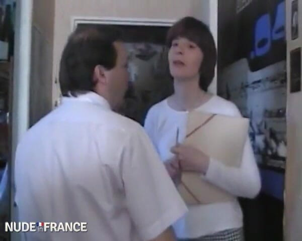 Nude in France: 穿着丝袜的毛茸茸的成熟黑发女郎的紧致菊花在群交中被狠操