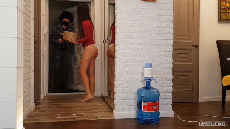 SweetButtocks: İherb'den gelen kuryenin önünde külotumu çıkardım