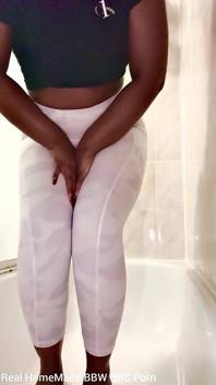 Pissen in meine hose im badezimmer