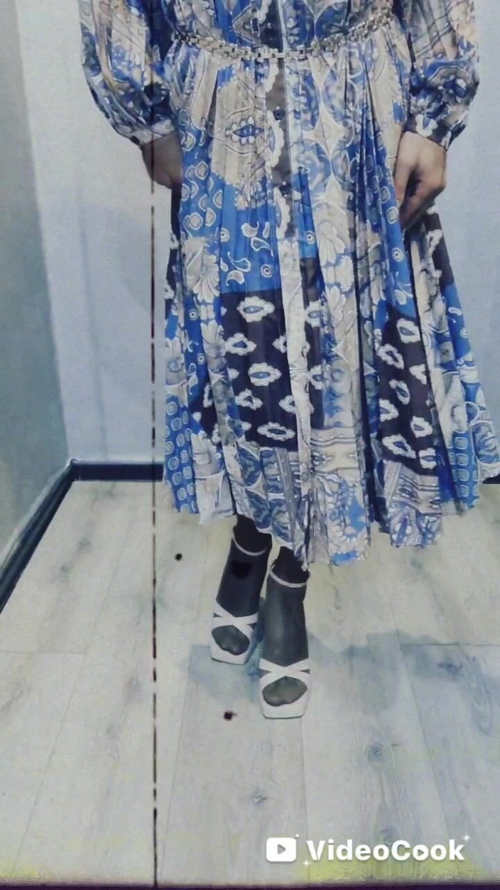 Lana Cross: Berjalan-jalan di sekitar rumah