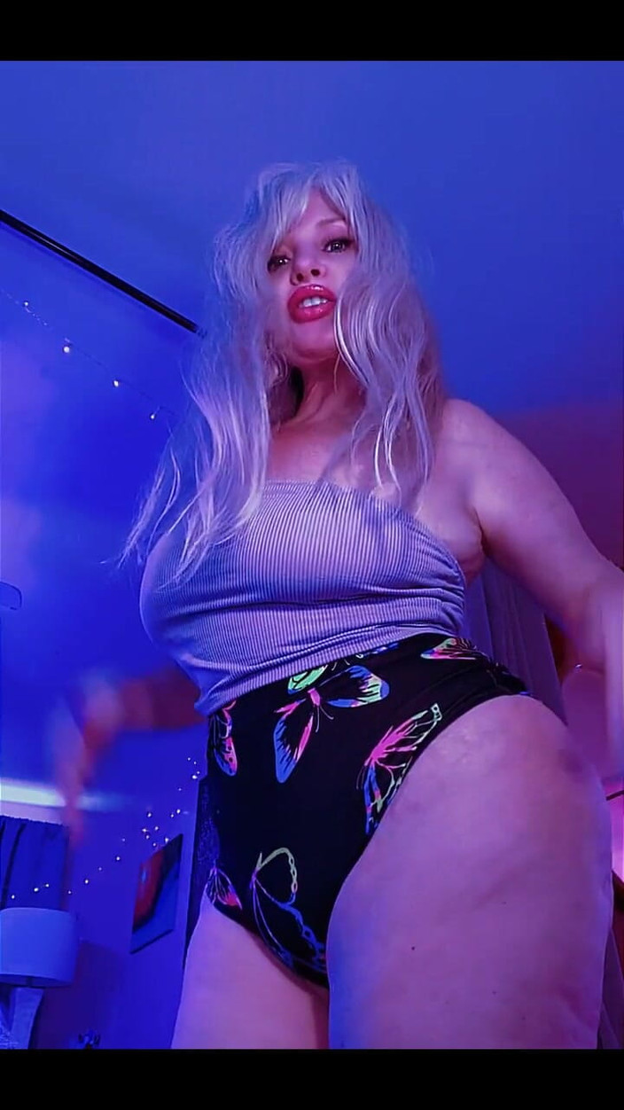 PaintedRose: 여기 나를 만지고 싶어?