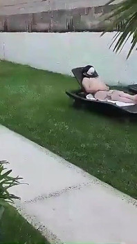 Aku merekam adik tiriku lagi berjemur sambil bugil dan masturbasi di taman
