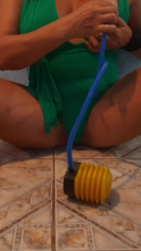 Mostrava Il Suo Bel Corpo Ed I Piedi, Gonfiando Il Preservativo Calpestando La Pompa Del Piede.