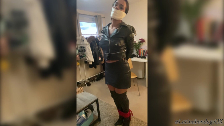Latina Fetish: 마이크로포암으로 묶여 재갈을 묶은 라틴계 여자(HD)