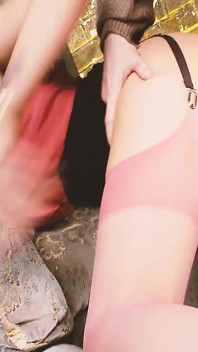 Scenă cu fete murdare - 4_busty milf brunetă care face sex în chiloți pe alee
