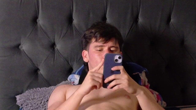 Icyhot707: Latino man ligt naakt op zijn bed en laat zijn...