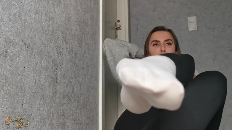 Goddess Lena: Páchnoucí ponožky - potřebujete je, aby se udělaly
