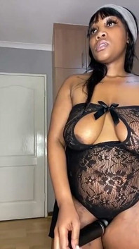 Awek montel bermain & striptis