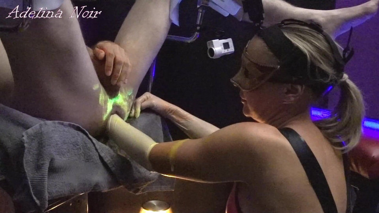 FISTINGQUEEN: UV neonové světlo fisting Adelina Noir a Fistdude