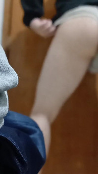Ukazuje zadek s kraťasy zabořenými v zadku