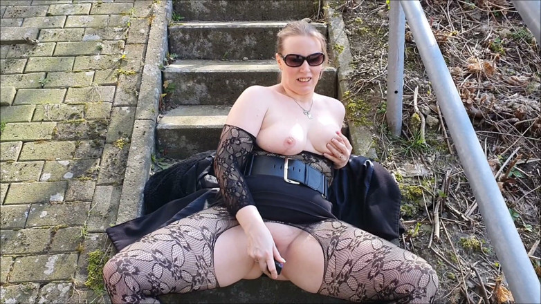 UserBitch1: Outdoor Fucked My Vibro