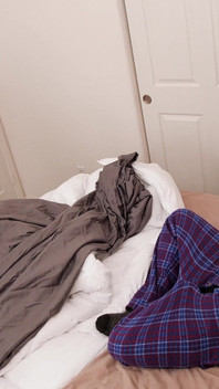 Fiul vitreg o seduce pe mama vitregă pentru a o distrage din camera lui dezordonată