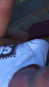 Il ragazzo perde una scommessa e deve rinunciare al suo culo