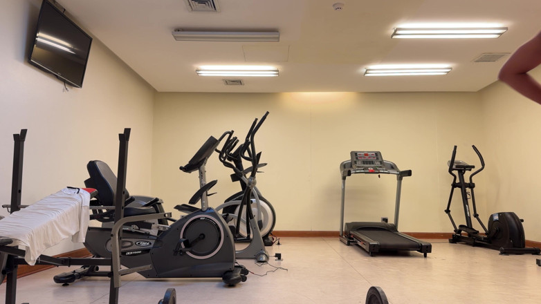 joanraay: Entraînement à poil dans la salle de sport de l’hôtel
