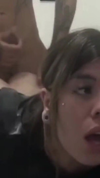Pumnul anal o face pe frumoasă să se încrucișeze